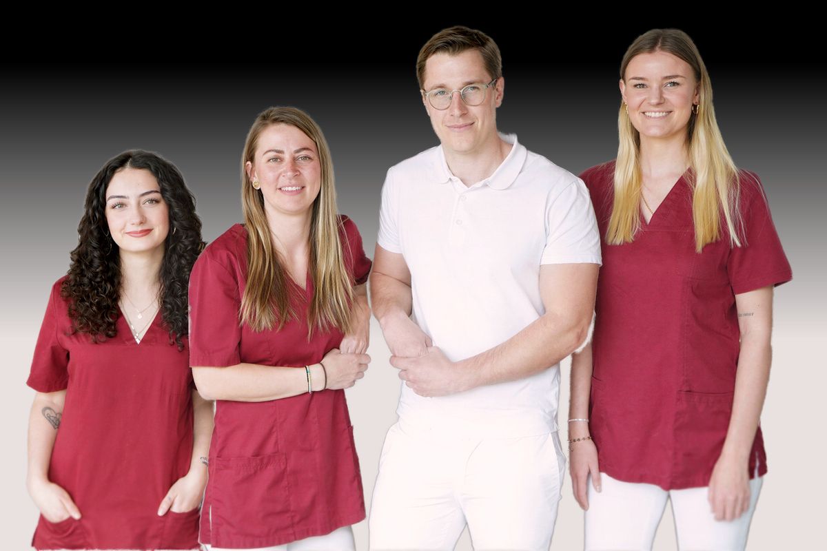 Das Team der Zahnarztpraxis Altach begrüßt Patientinnen und Patienten mit einem freundlichen Gruppenfoto.