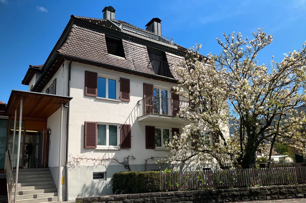 Außenansicht der Zahnarztpraxis Altach, umgeben von gepflegter Umgebung und klar sichtbarem Eingang.